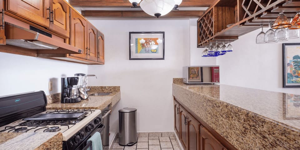 Full-size fridge, microwave, oven, stovetop