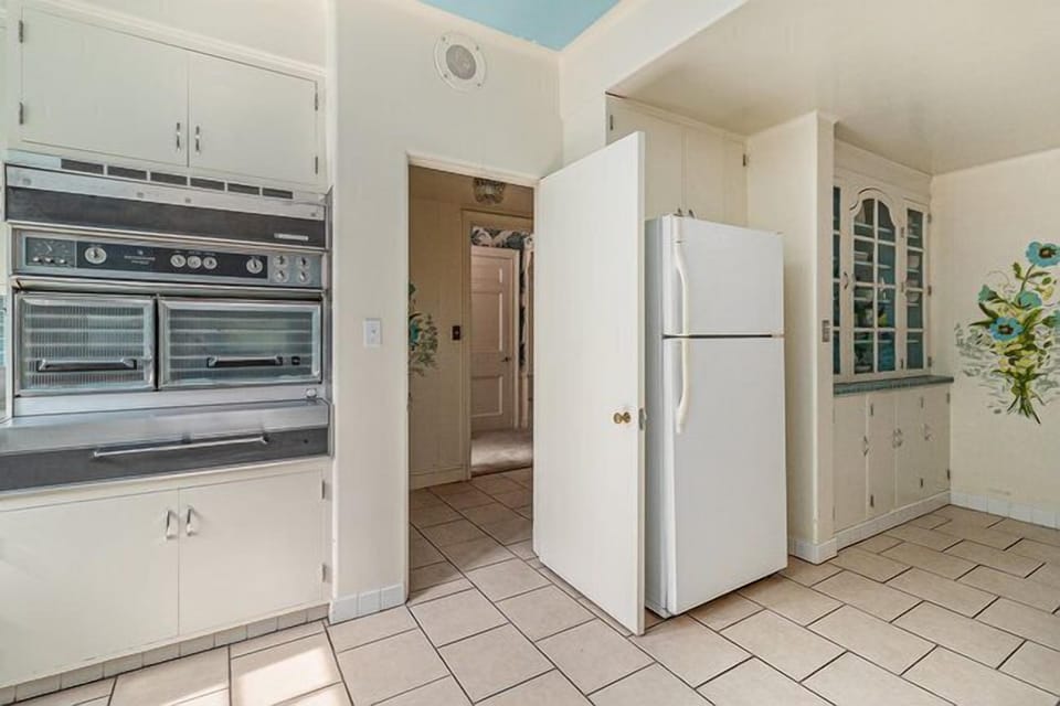 Note the retro oven.  The same as the one on the Bewitched TV series.