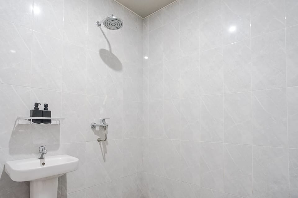 Deluxe Double Room | Bathroom | Shower, rainfall showerhead, free toiletries, bidet