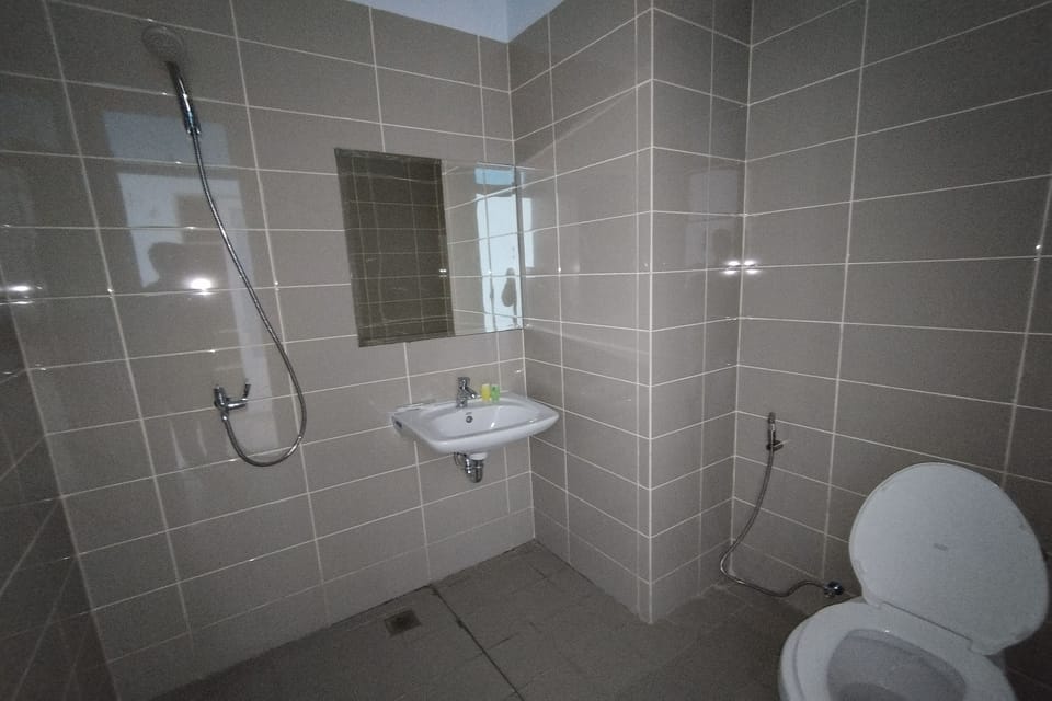 Superior Twin Room | Bathroom | Shower, rainfall showerhead, towels