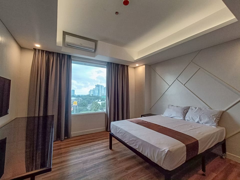 Deluxe Room | Premium bedding, desk, laptop workspace, WiFi (free)