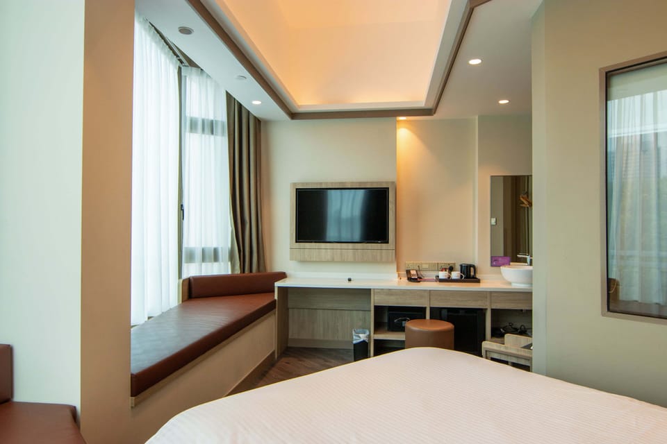 Deluxe Room | Iron/ironing board (on request), WiFi (free)