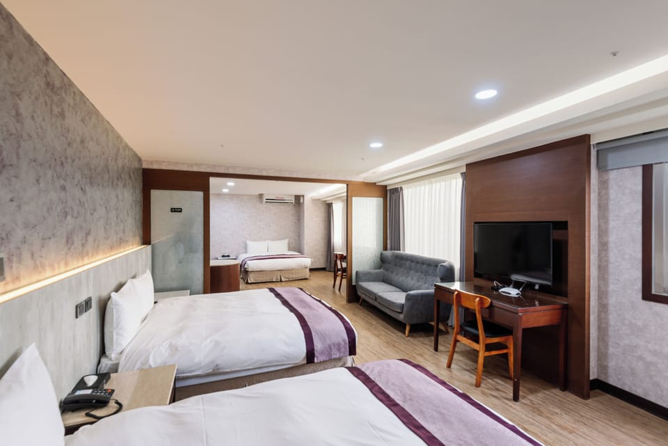 Family Room | Desk, free WiFi, bed sheets