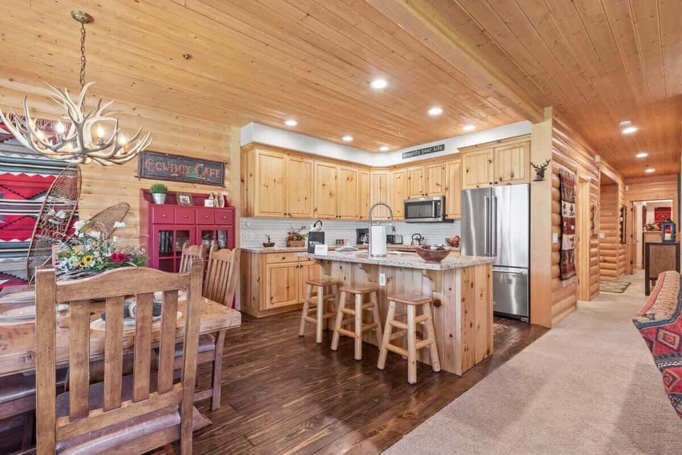 Plenty of seating for your group in this well appointed home. 
