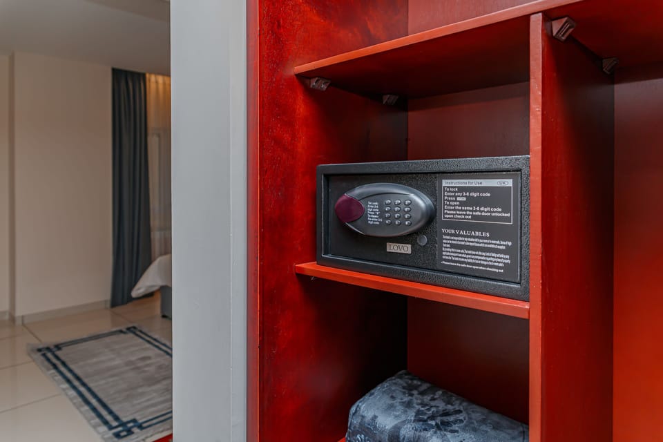Executive Suite | Hypo-allergenic bedding available, down comforters, in-room safe, desk