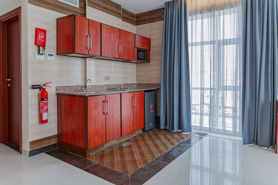Presidential Suite | Private kitchen | Electric kettle, dining table