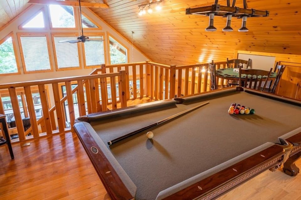 Pool table in loft - Main House 