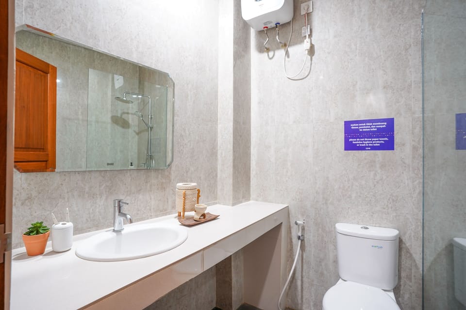 Shower, free toiletries, bidet, towels