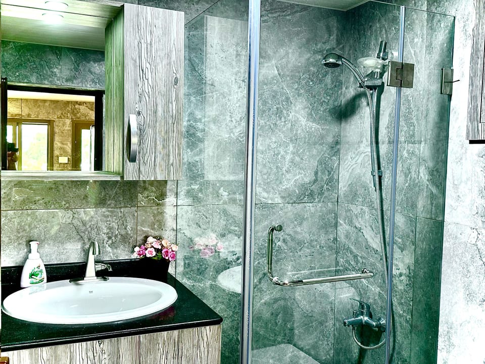 Premium Apartment, 1 Bedroom, Kitchen, Mountain View | Bathroom | Shower, free toiletries, hair dryer (on request), towels