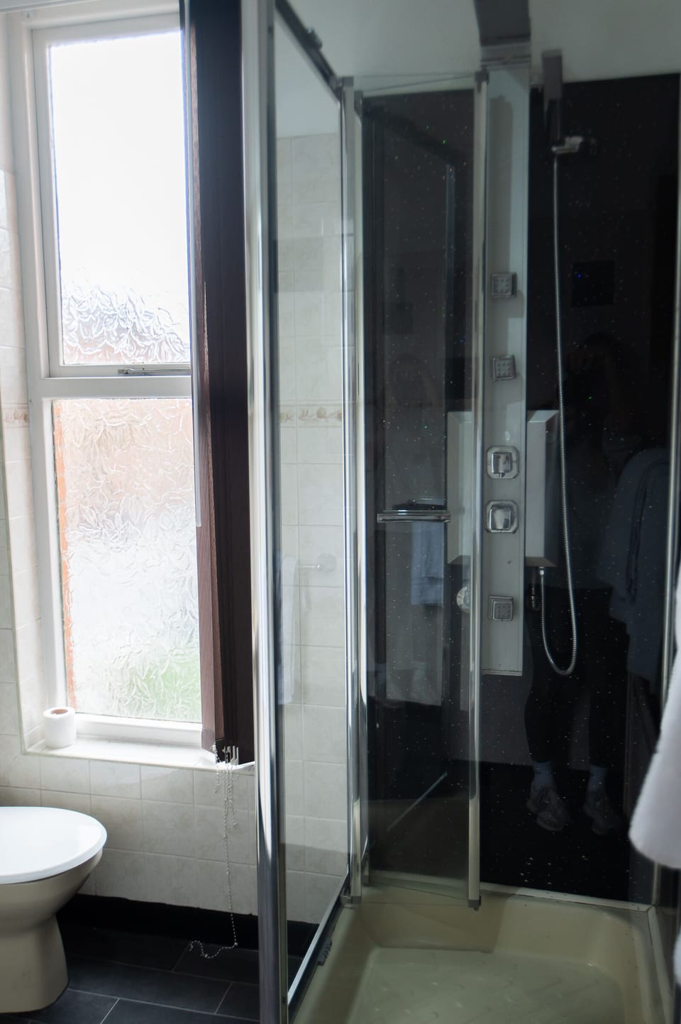 Standard Twin Room | Bathroom | Shower, free toiletries, hair dryer, towels