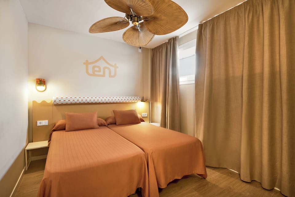 Laptop workspace, free cribs/infant beds, free WiFi, bed sheets