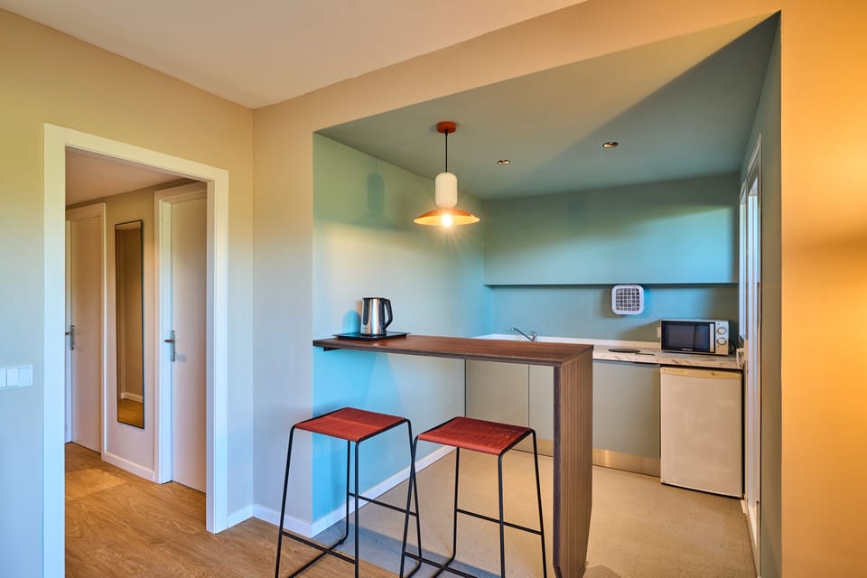 Laptop workspace, free cribs/infant beds, free WiFi, bed sheets