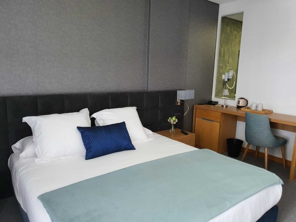 Premium bedding, in-room safe, desk, laptop workspace