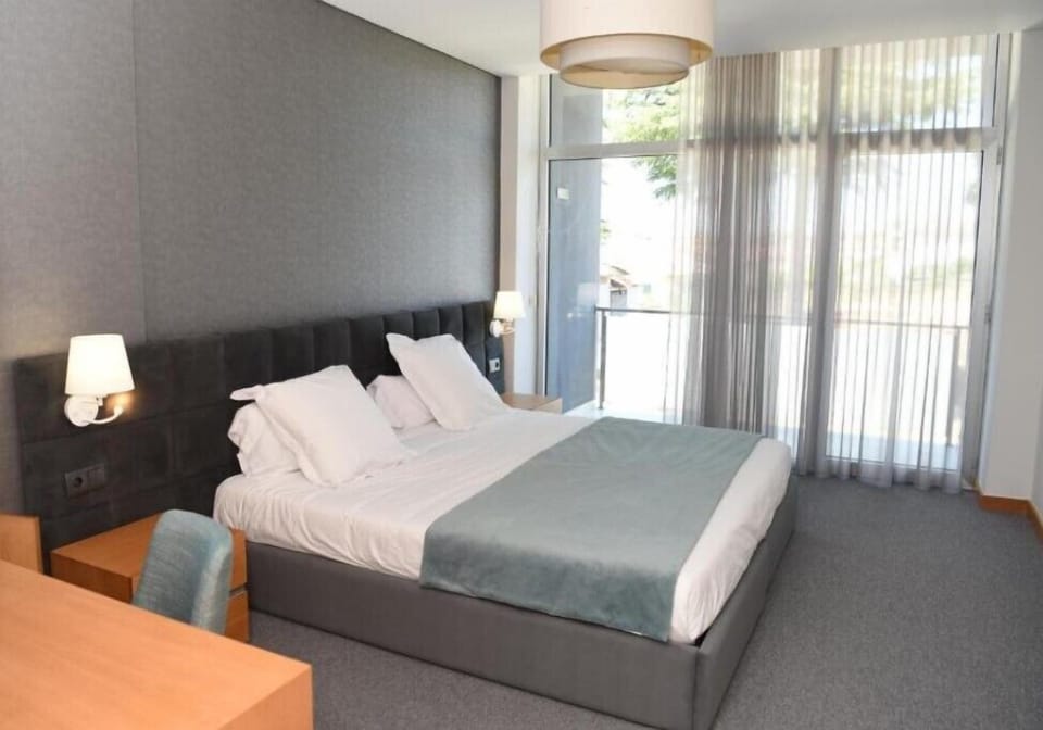 Premium bedding, in-room safe, desk, laptop workspace