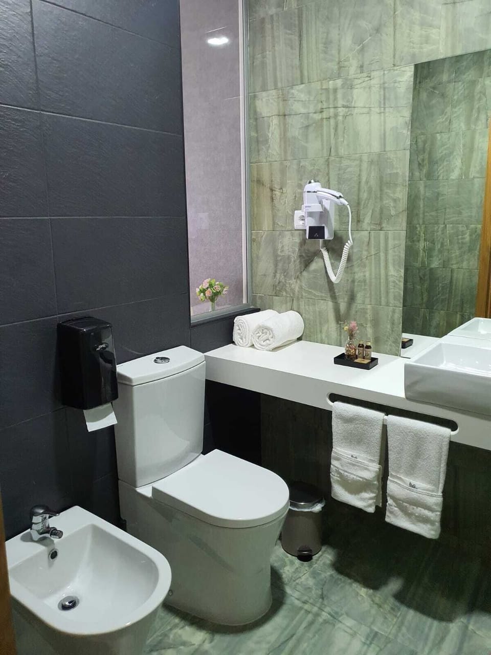 Comfort Double Room, 1 King Bed | Bathroom | Shower, rainfall showerhead, hair dryer, bidet