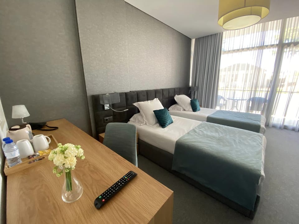 Comfort Twin Room, Multiple Beds | Premium bedding, in-room safe, desk, laptop workspace
