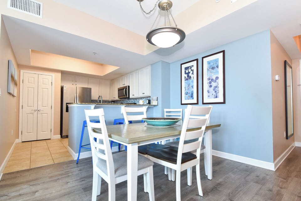 The Palms of Destin 1615 - Dining Area and Breakfast Bar