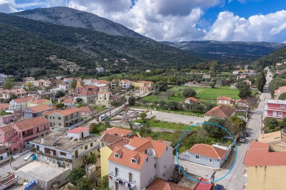 Blue Circle shows the property and its mountain view.