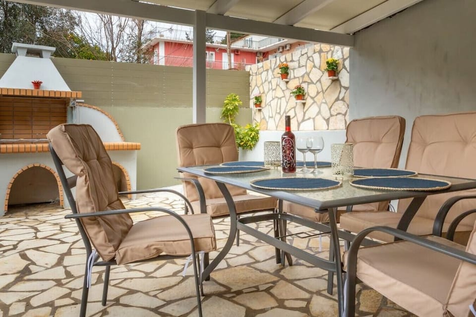 Outdoor dining with BBQ and covered pergola