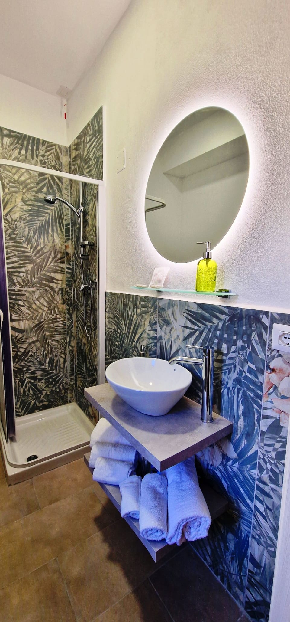 Classic Double or Twin Room | Bathroom | Shower, rainfall showerhead, towels