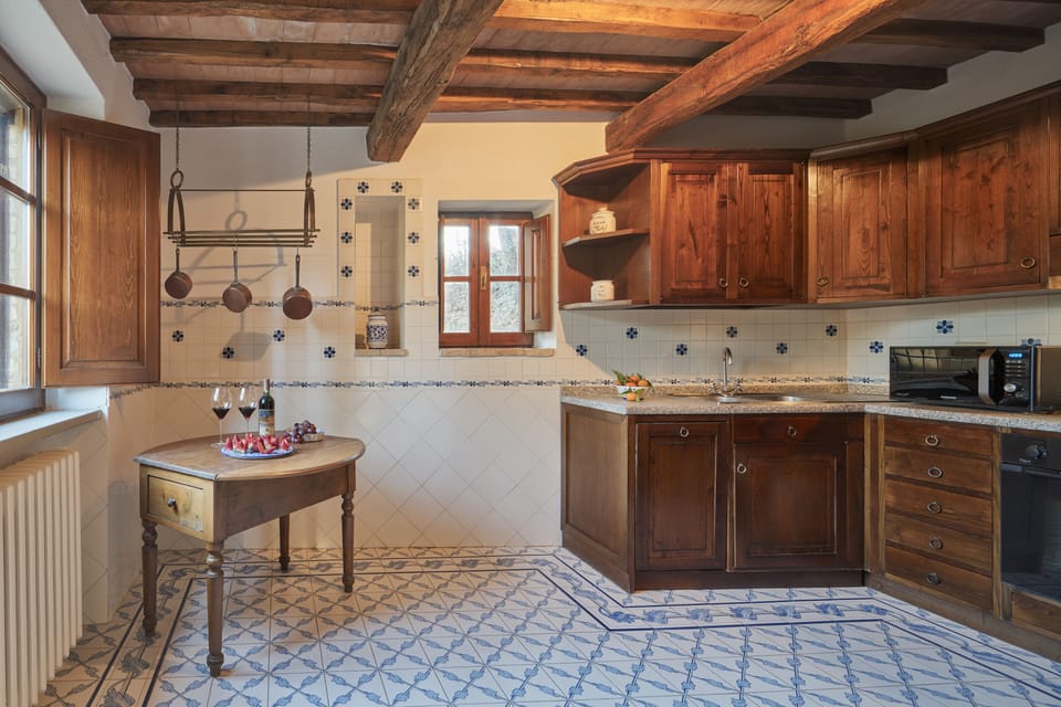 Full-size fridge, microwave, oven, stovetop