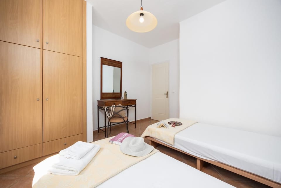 Twin bedroom with A/C
