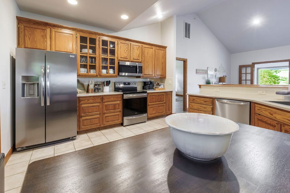 Well-appointed spacious open-concept kitchen with kitchenette seating for 4