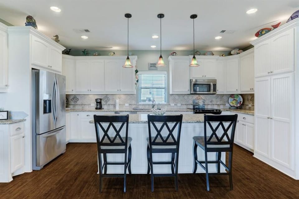 Large kitchen with plenty of room for cooking!
