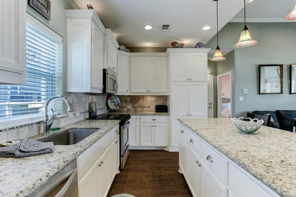 Granite countertops and modern appliances!
