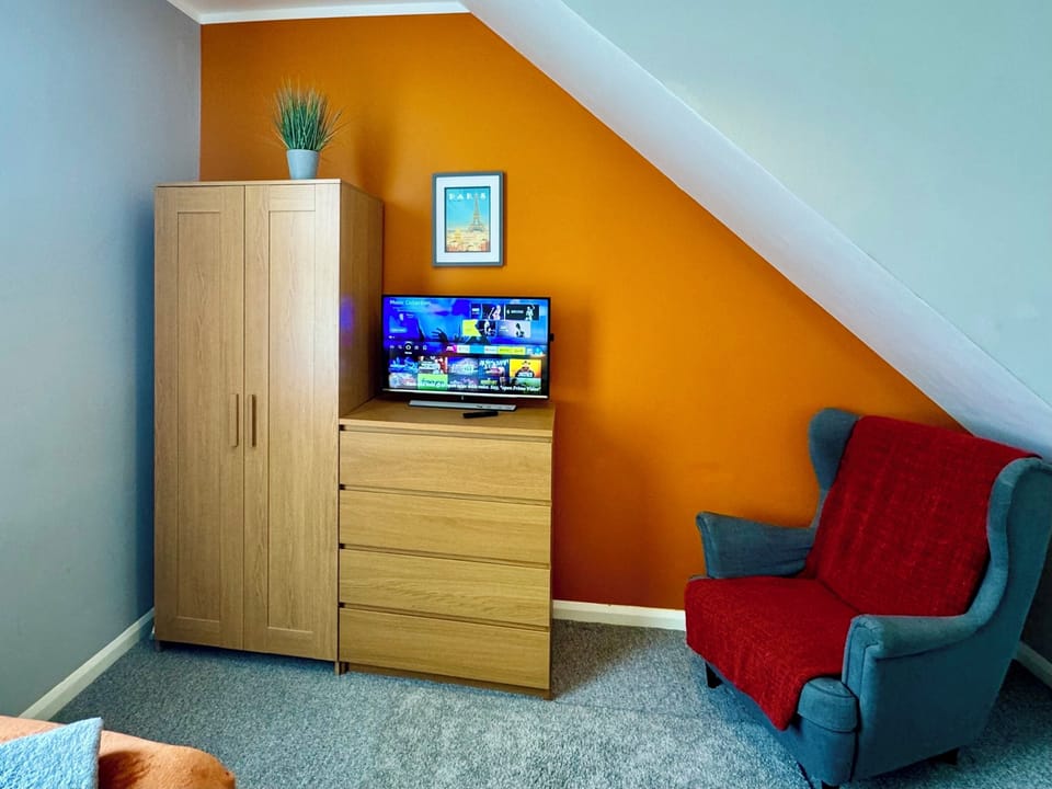 Family Townhome | 3 bedrooms, iron/ironing board, free WiFi