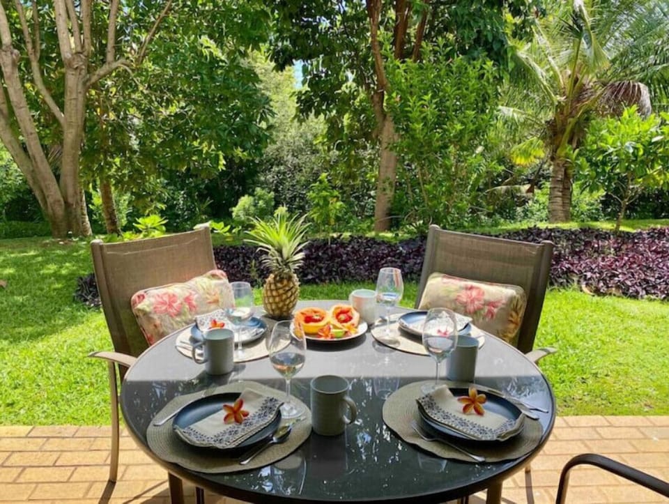 Breakfast on the lanai right out your back door. 