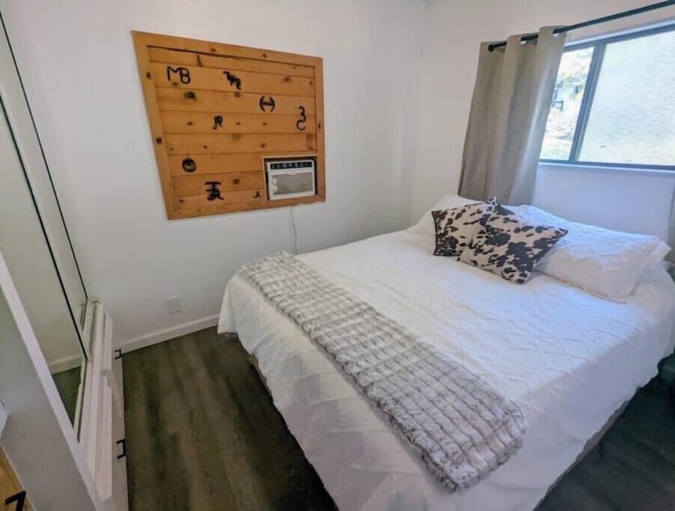 Main bedroom, sleeps 2