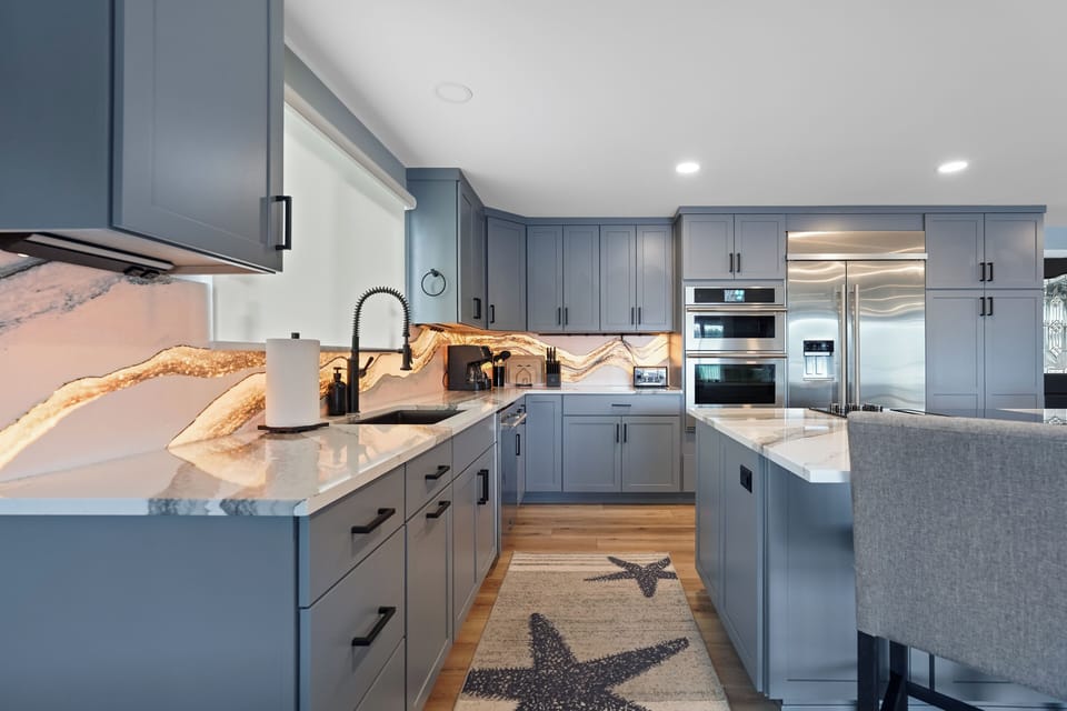 Upper Kitchen with lite backsplash (on)