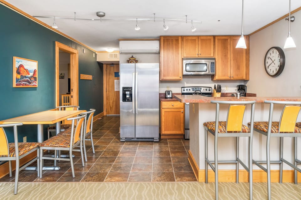 Suite, 2 Bedrooms, Lake View | In-room dining