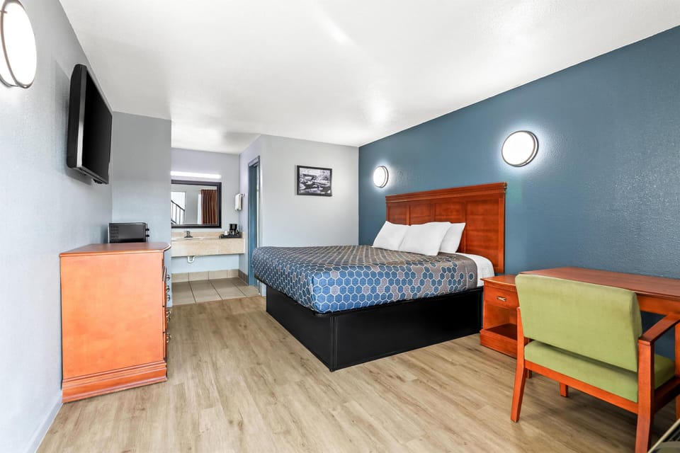 Desk, iron/ironing board, free WiFi, bed sheets
