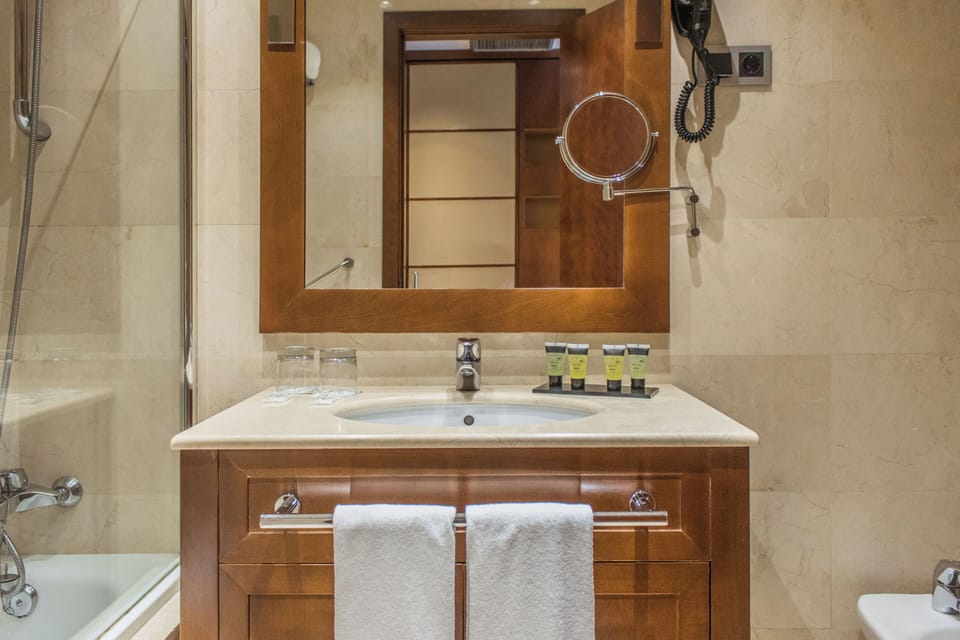 Combined shower/tub, free toiletries, hair dryer, bidet