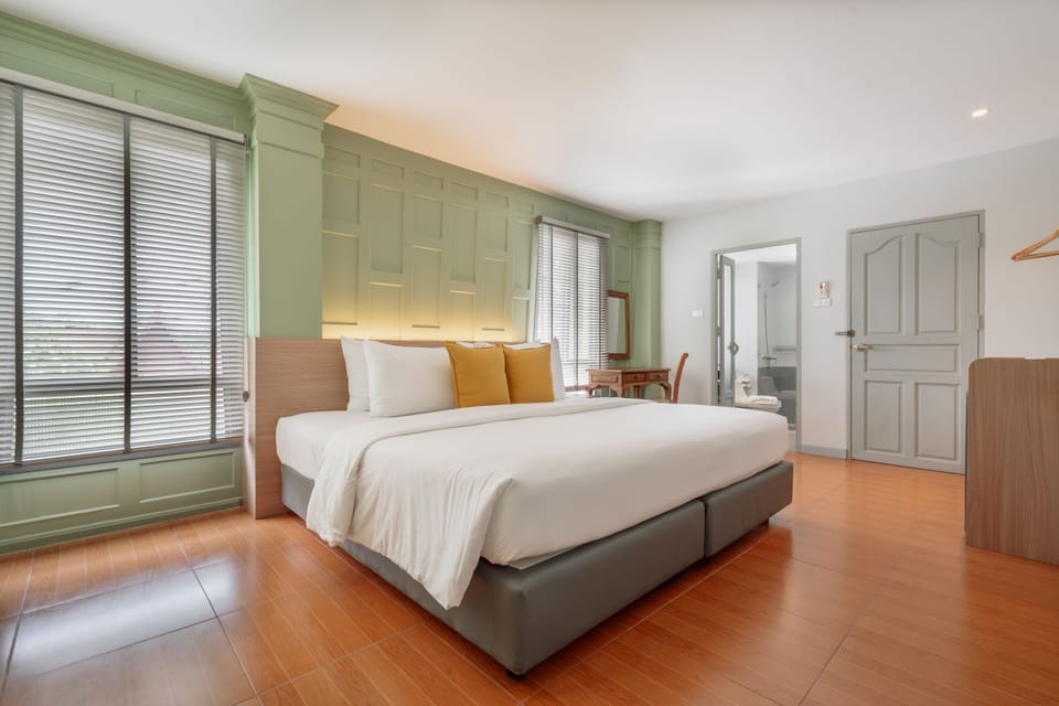 Studio - Twin/Double | Minibar, in-room safe, desk, laptop workspace