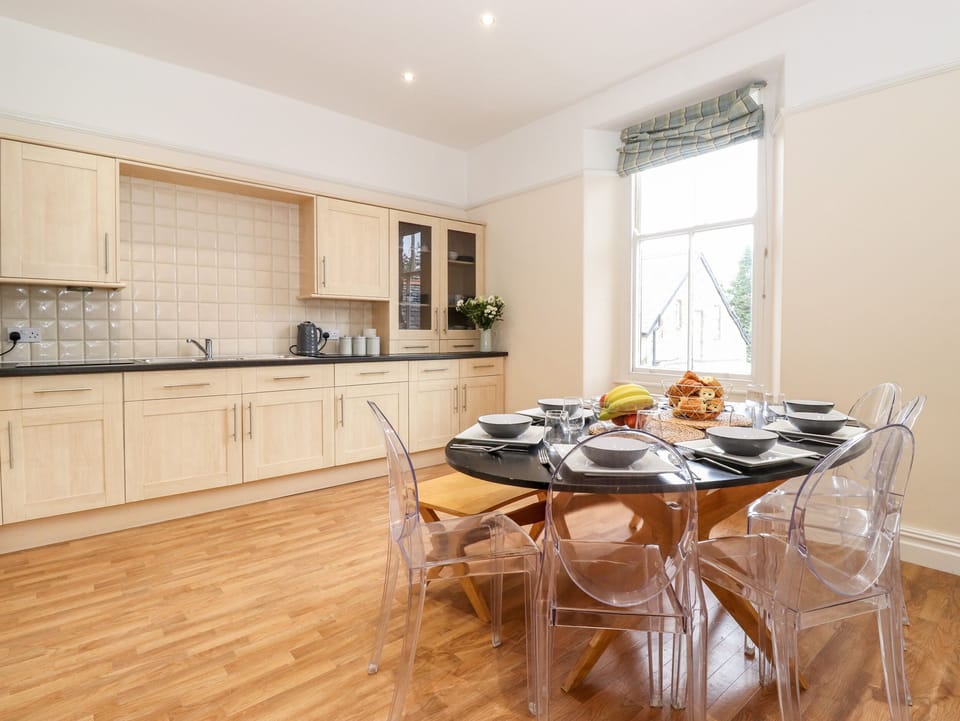 Cottage | Dining