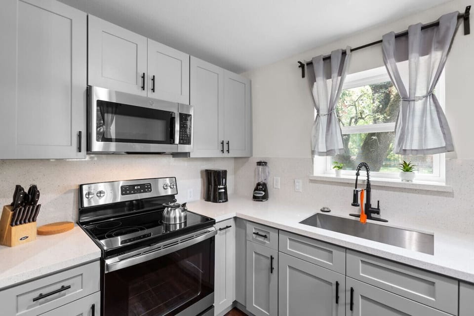 Bright, functional kitchen with window over the sink, modern appliances, and clean finishes — an easy space for everyday cooking.
