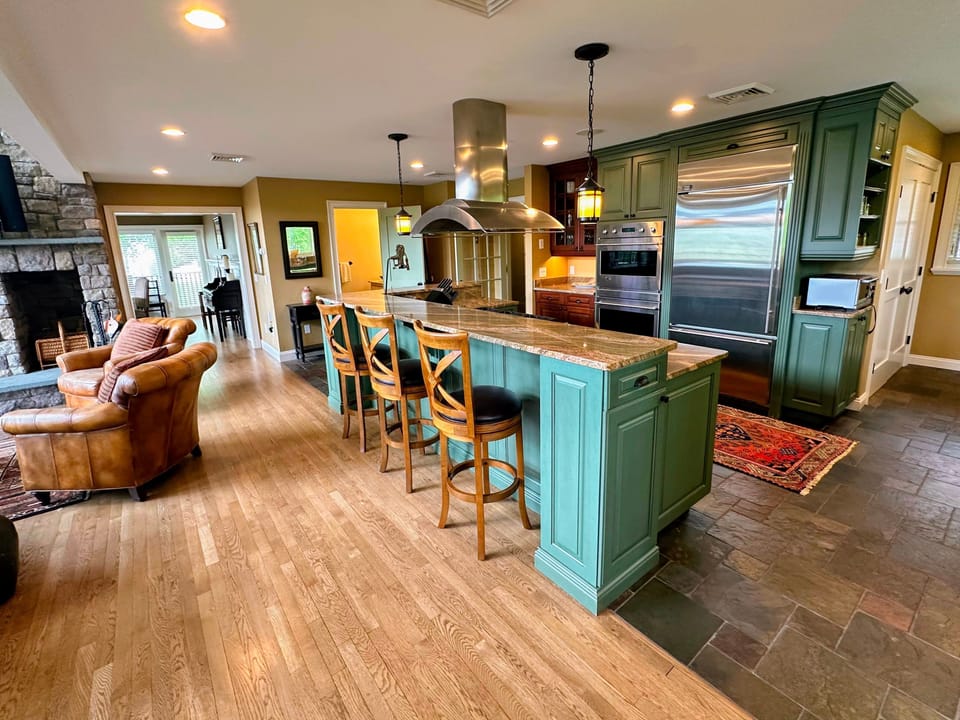 Main Level Kitchen and Breakfast Bar