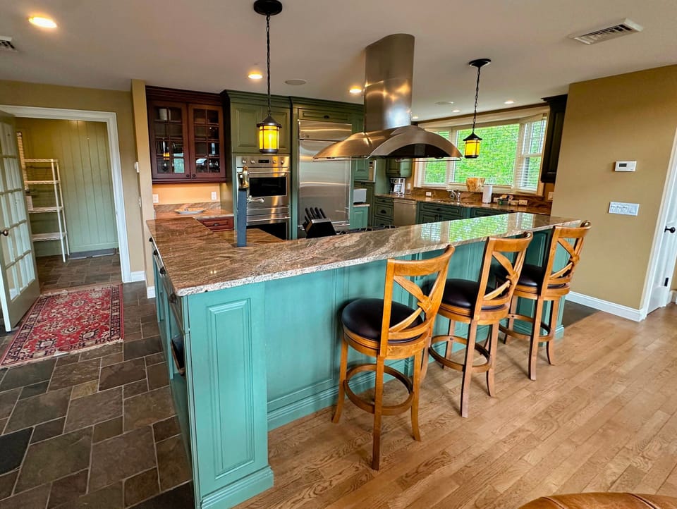 Main Level Kitchen and Breakfast Bar