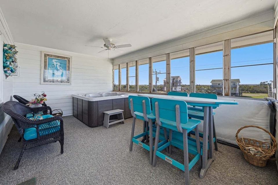 Third-Level Screened Porch with Hot Tub