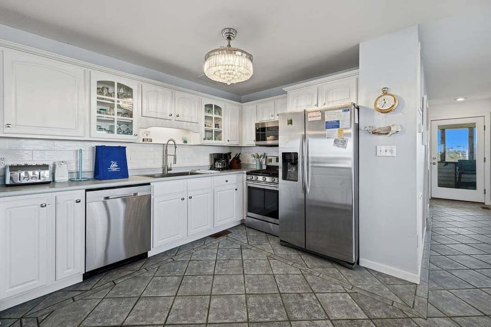 Third-Level Kitchen with Bar (seats 4)