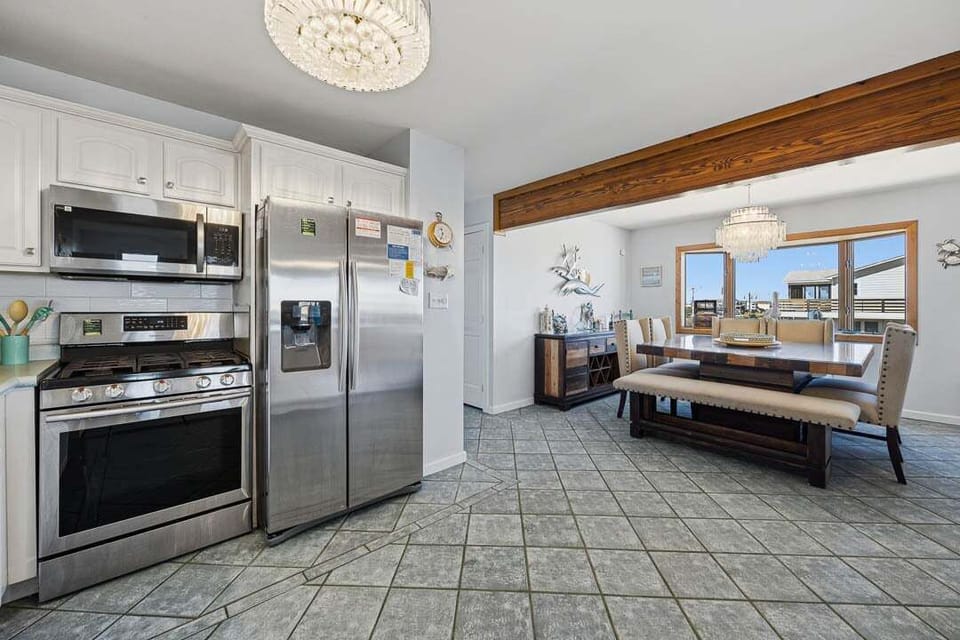 Third-Level Kitchen with Bar (seats 4)