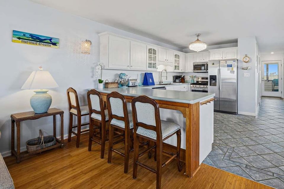 Third-Level Kitchen with Bar (seats 4)
