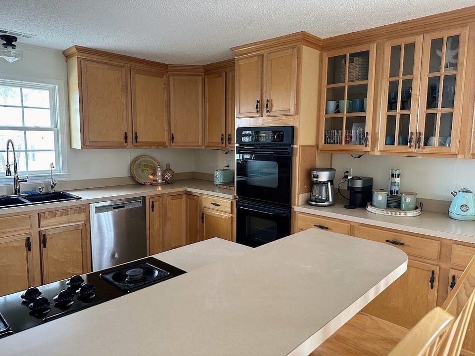 Kitchen (with coffee bar, stocked).