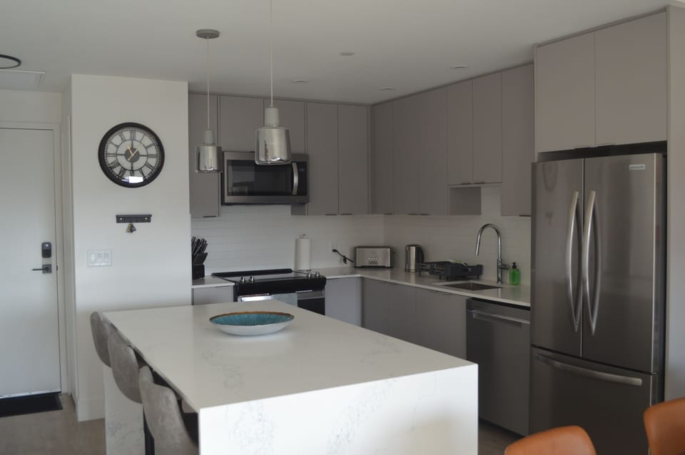 Kitchen: Equip with knife set, kettle, 4 slice toaster, Keurig K-mini plus