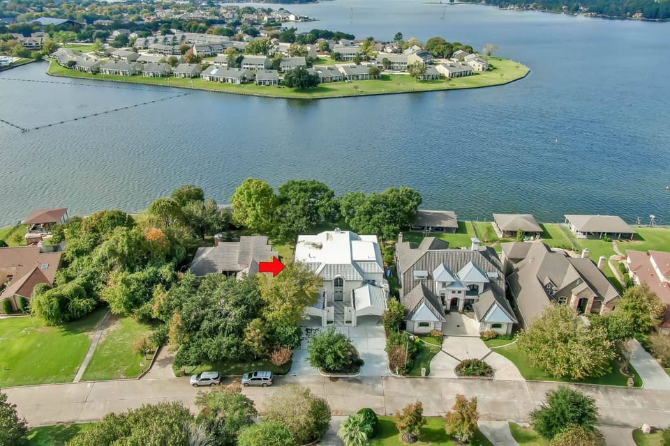 Waterfront Lake Conroe location