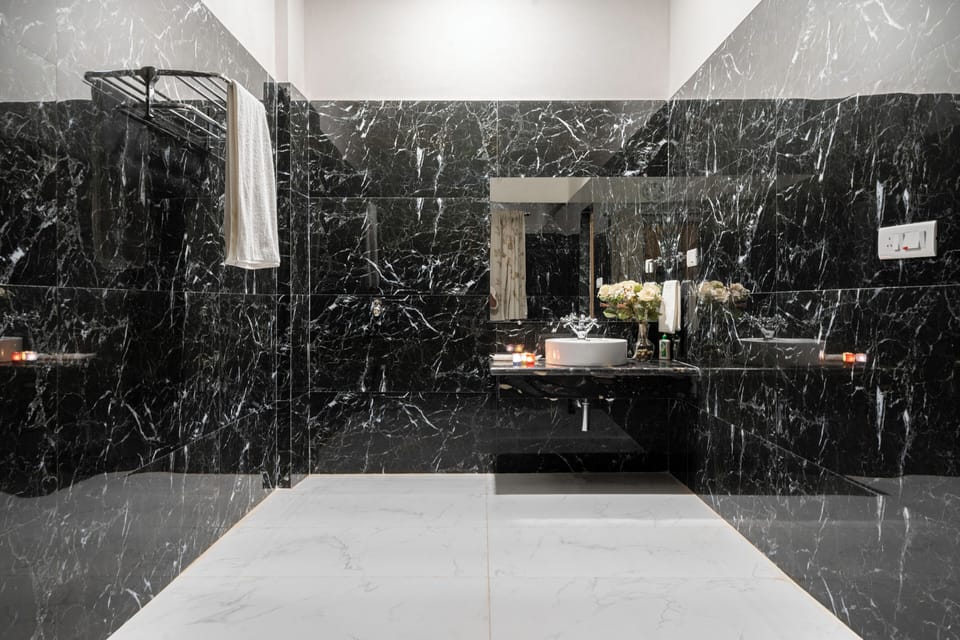 Shower, rainfall showerhead, free toiletries, hair dryer