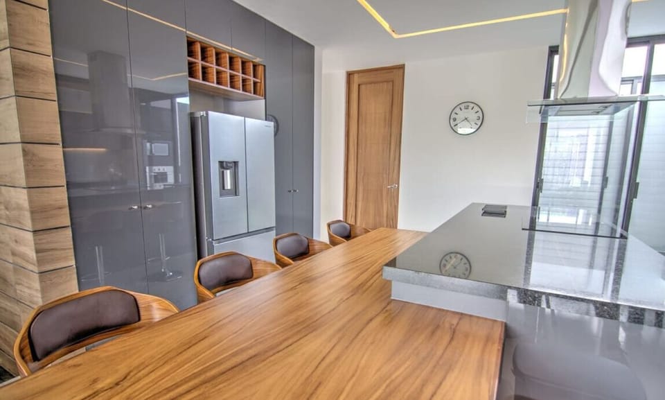 Fully equipped kitchen and large dining table